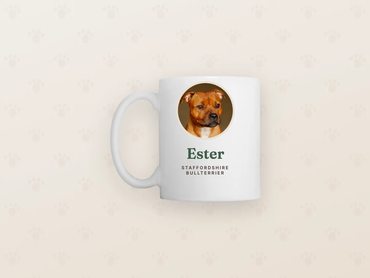 Vit keramikmugg med hundfoto i rund ram, hundens namn och rasnamn.